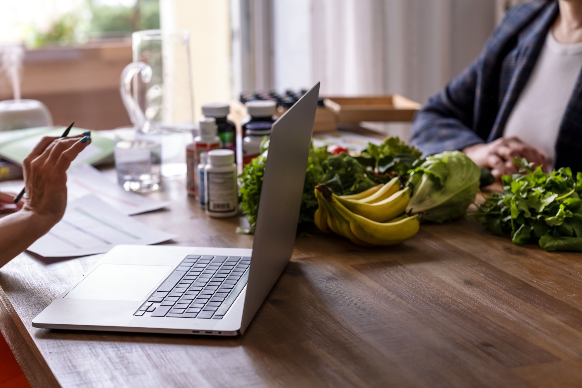 nutritionist giving advice on proper nutrition